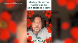 Natale, Lillo canta le canzoni senza conoscere i testi