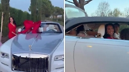Georgina regala una Rolls Royce decappottabile a Ronaldo per Natale: il video della sorpresa