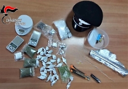 Il padre tenta di aiutare il figlio spacciatore: lui denunciato, il giovane arrestato