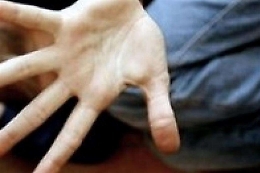 Acate, allunga le mani su una ragazzina che però riesce ad avvertire il padre: arrestato