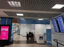 Covid, riaprono aree test negli aeroporti: è allarme per gli arrivi dalla Cina