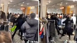 Violenta lite in un negozio di Oxford Street a Londra: due donne si azzuffano, le urla degli altri clienti poi &egrave; il caos