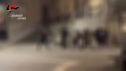 Biancavilla, fidanzamento "sgradito" finisce a rissa e bottigliate in piazza Roma