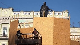 Ucraina, a Odessa rimossa la statua di Caterina II