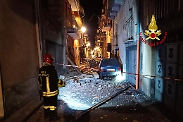 Adrano, esplode una bombola del gas: uomo rimane sepolto sotto le macerie