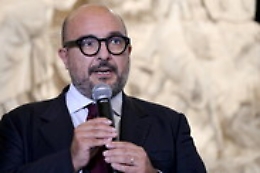 Il ministro Sangiuliano: «Basta con l'uso di parole straniere». Ma lo spiega usando parole straniere, ironia sui social