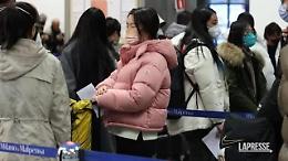 I viaggiatori in arrivo dalla Cina sottoposti a tampone obbligatorio anti Covid a Malpensa