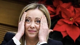 La conferenza di fine anno dura tre ore, Meloni ironizza: «Sembra Telethon»