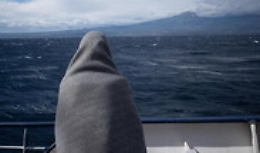 Peschereccio con 600 migranti "agganciato" dalla Guardia Costiera e la Geo Barents torna nel Canale