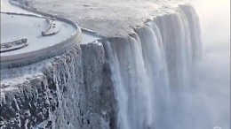 Tempesta artica negli Usa, congelata una parte delle cascate del Niagara
