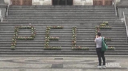 Brasile, gli abitanti di Santos ricordano Pelé: in tanti in visita a statua e museo