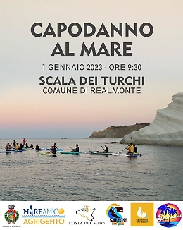 Un tuffo nel mare di Scala dei Turchi per salutare il Capodanno