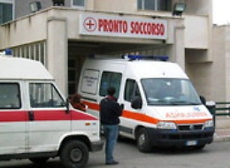 «Voglio vedere mia moglie» e distrugge la porta del pronto soccorso del Cervello