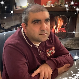 Vietano a cieco di toccare una Lamborghini esposta a Bologna