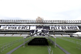 Pelé: veglia funebre, fuochi artificiali e lunghe file