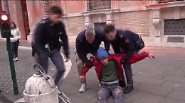 L'ultimo blitz degli ambientalisti: imbrattano la facciata del Senato, fermati