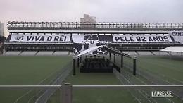 Pelé, la salma di O Rey al centro del campo del Santos