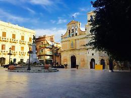 Aragona, sfonda l'ingresso di un bar per rubare: nei guai un marocchino
