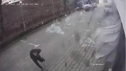 Kiev, le telecamere di sorveglianza riprendono il momento in cui il missile sventra il palazzo nazionale delle Arti