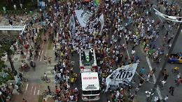 Pelé, feretro in corteo per le strade di Santos. Cerimonia privata al cimitero