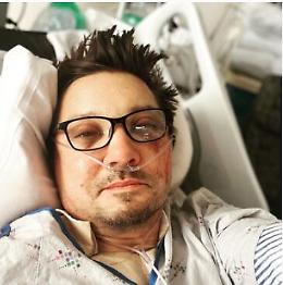 Jeremy Renner dal suo letto d'ospedale: «Sono troppo incasinato per scrivere»