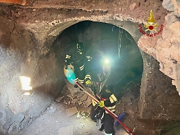 Crolla parte del solaio di una casa: donna ferita a Catania