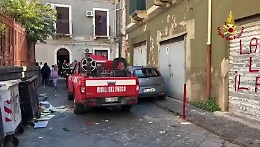 Crollo solaio, donna ferita a Catania: i soccorsi dei vigili del fuoco