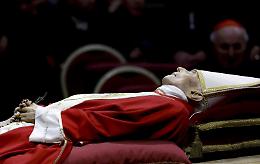 Ecco come e perché la salma di Benedetto XVI può rimanere esposta così a lungo