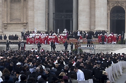 Ratzinger: arrivo bara accolto da lungo applauso, 'Santo subito'