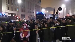 La coda di fedeli nella notte per i funerali di Papa Ratzinger