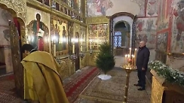 Putin da solo alla cerimonia di Natale nella cattedrale del Cremlino
