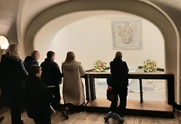 Ratzinger: aperte Grotte, fedeli in fila per omaggio a tomba