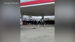 Scontri tra ultras sull'A1, le immagini all'autogrill