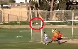 La palla fuori di un metro, ma l'arbitro dà il gol (e la partita finisce 1-0)