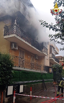 Pauroso incendio in una palazzina a Catania: una persona trovata carbonizzata