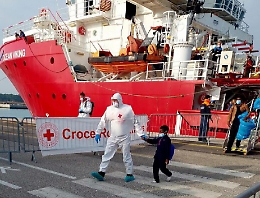 Migranti, Piantedosi: «Sicilia e Calabria non devono essere campo profughi d'Europa»