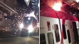 Bicicletta lanciata sul tetto del treno: scoppia l'incendio