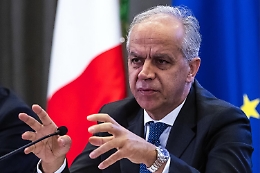 «Barche dei migranti sempre più fragili, tanto sanno che ci sono le Ong», l'attacco di Piantedosi che fa discutere