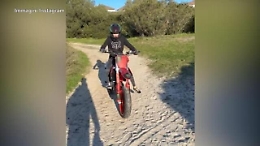 Star del web in moto sulle spiagge (vietate) in Sardegna: &egrave; polemica