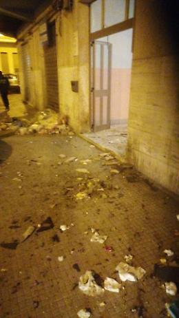 Ordigno esplode nell'ingresso di un palazzo: intimidazione o atto vandalico?