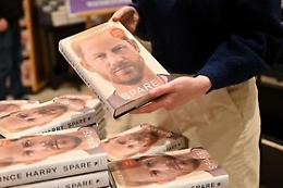 "Spare", traduttrice italiana sul libro di Harry: «Lavoro tenuto segreto anche a mio marito»