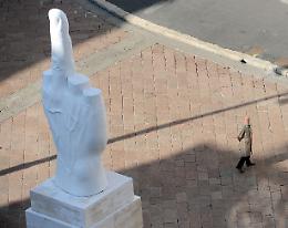 Attivisti Ultima Generazione imbrattano "Il Dito" a Milano