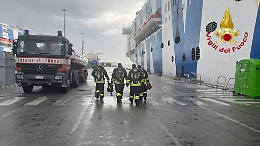 Nave in fiamme nel porto di Palermo, la Gnv Superba brucia ancora da giorni