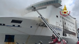 Gnv Superba in fiamme a Palermo, vigili del fuoco ancora al lavoro per spegnere il rogo