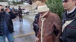Il momento dell'arresto, Matteo Messina Denaro portato via da due carabinieri