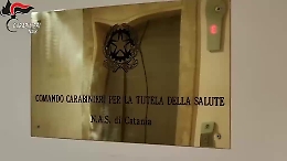 Corruzione Catania, soldi e viaggi dietro prescrizione e vendita di farmaci: 9 misure interdittive