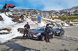 Motociclisti "indisciplinati" dentro il Parco dell'Etna: controlli dei carabinieri