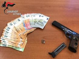 Arma clandestina in casa di un 23enne a Picanello: arrestato