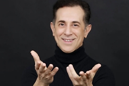 Manlio Dovì, la "maschera" del Bagaglino torna in teatro con "Facce Ride"