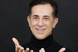 Risate e ironia al Teatro Comunale L'Idea: Manlio Dov&igrave; in 'Stasera ce la prendiamo comica'